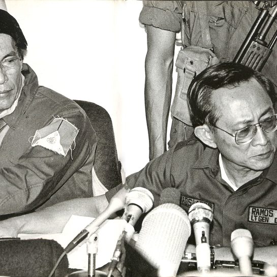 [FALSE] Cory Aquino, diniktahan ang paggawa ng 1987 Constitution – Juan Ponce Enrile
